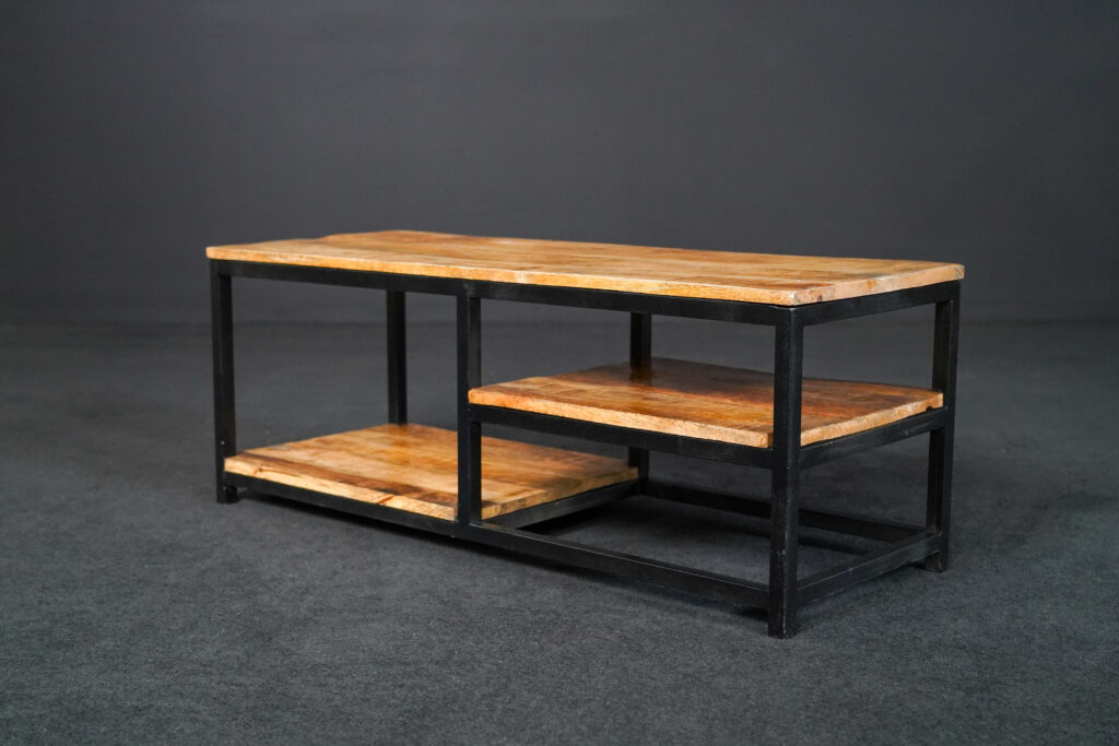 Beistelltisch aus geöltem Holz