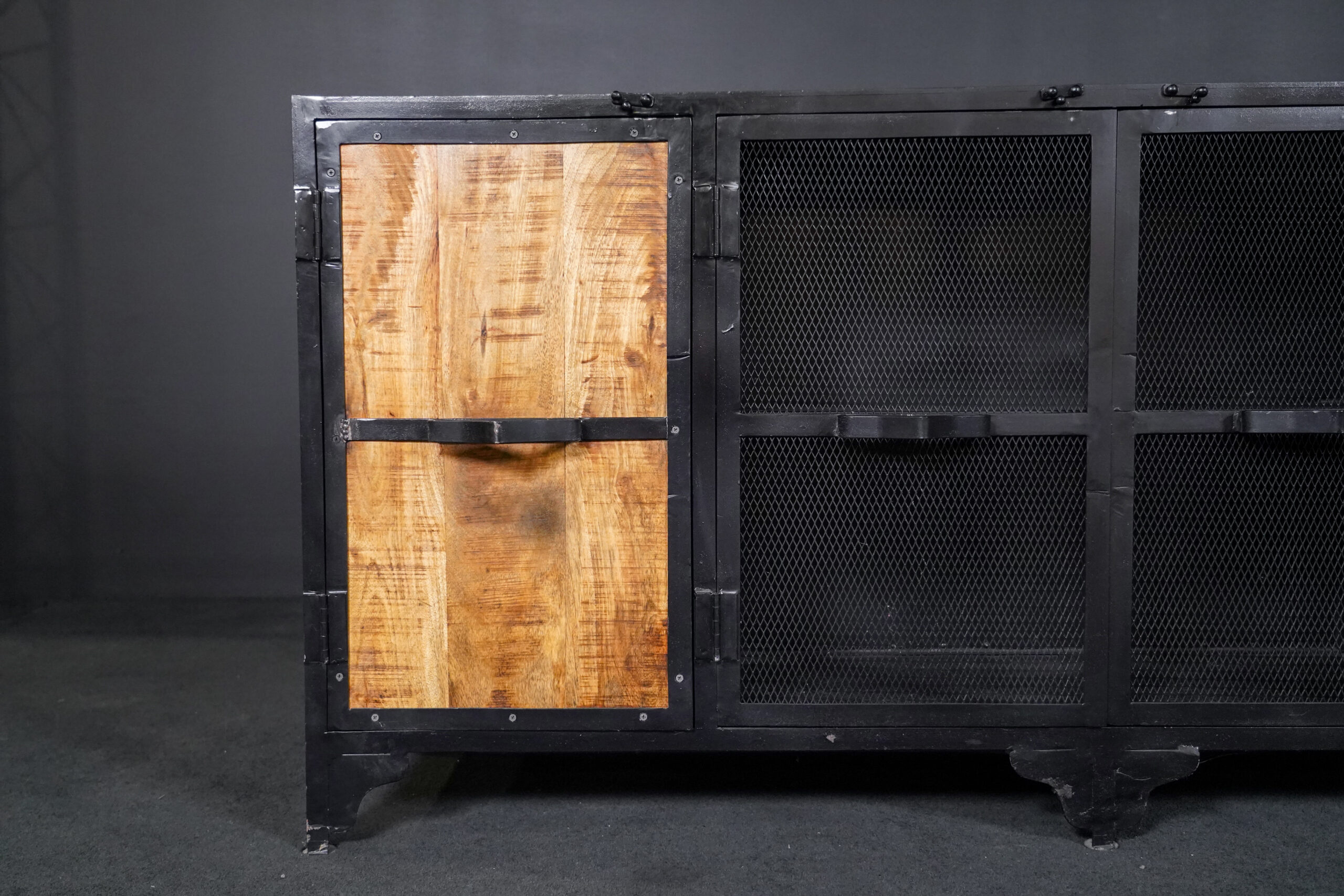 Sideboard aus Metall mit Holztüren – Bild 3
