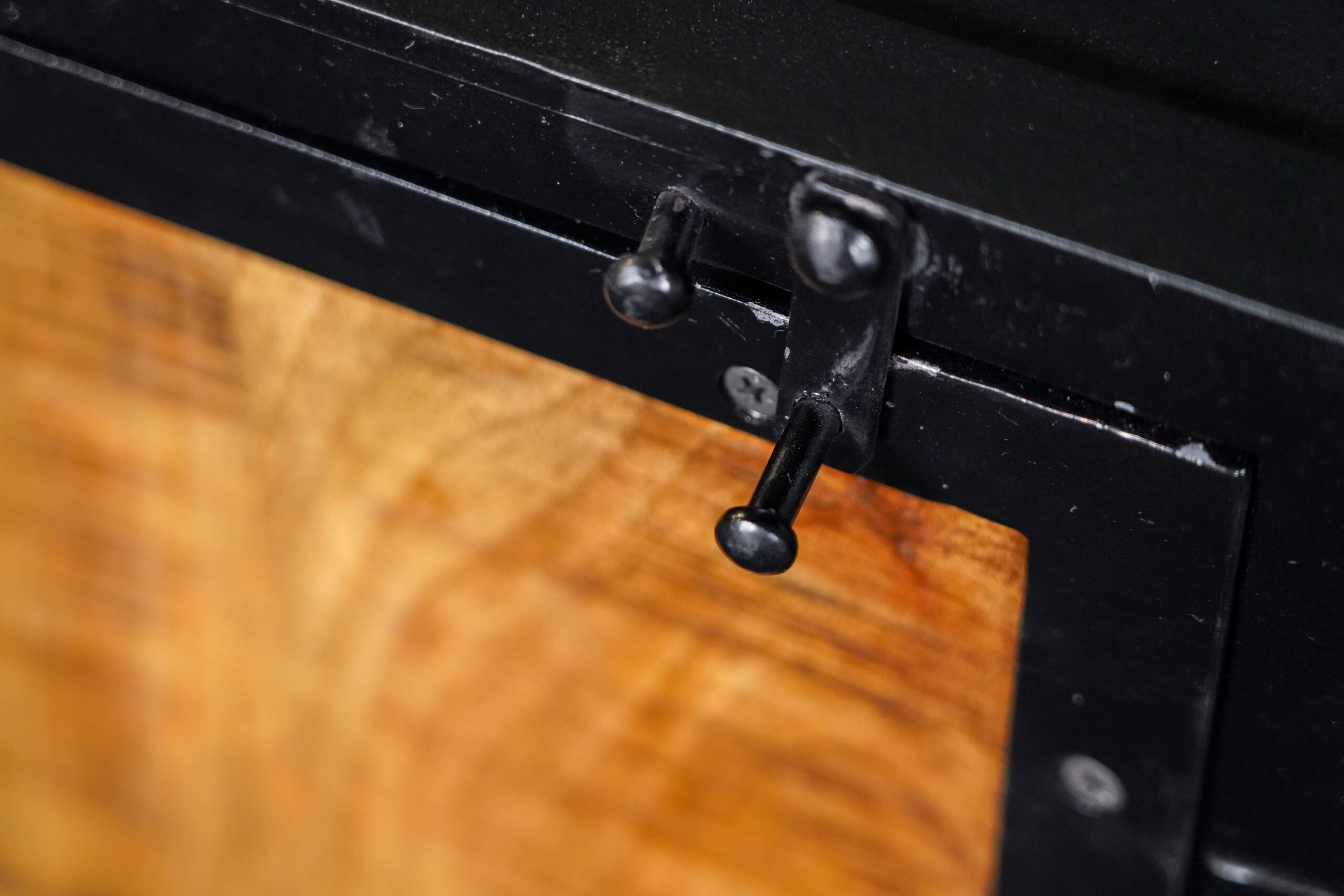 Sideboard aus Metall mit Holztüren – Bild 4