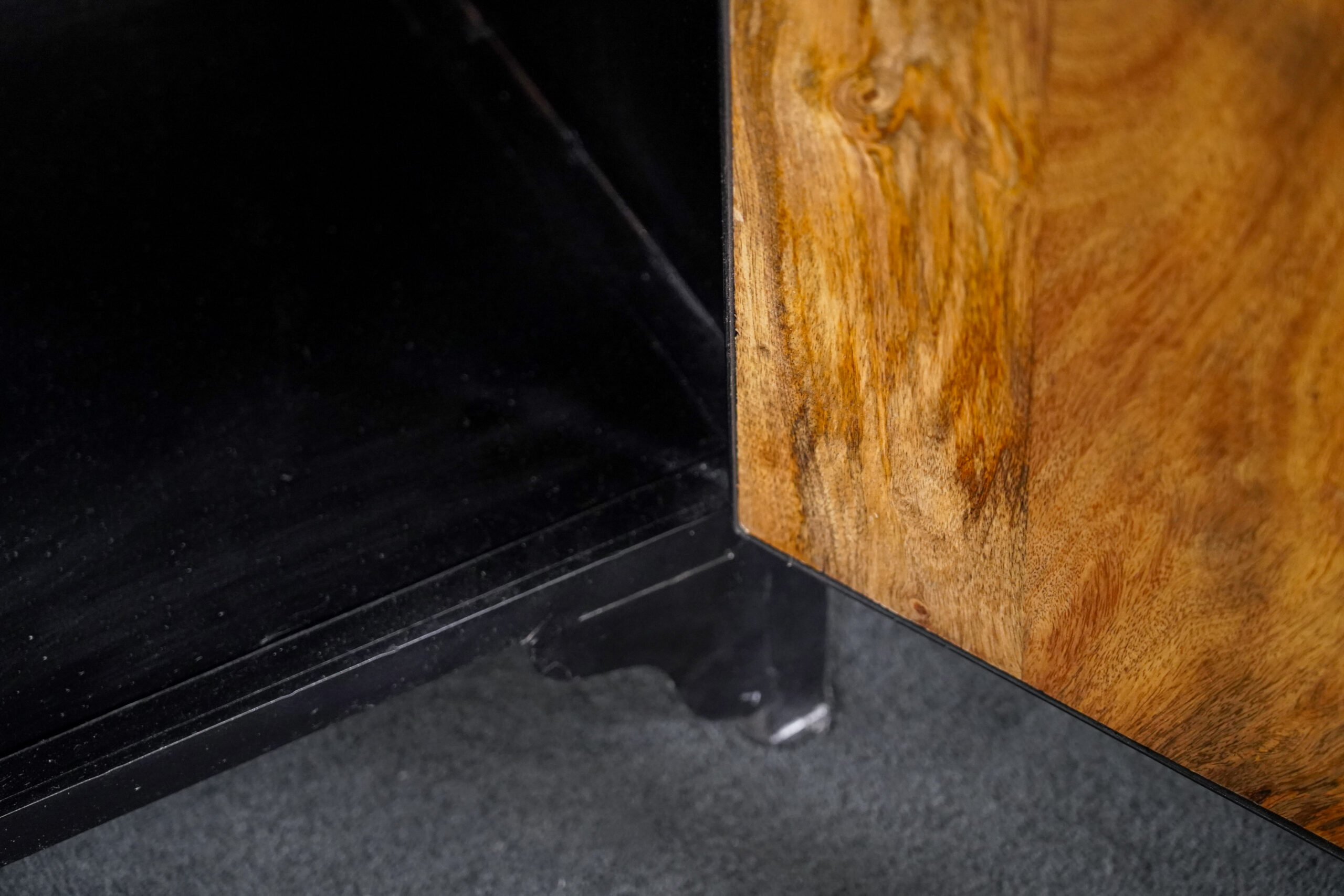 Sideboard aus Metall mit Holztüren – Bild 6