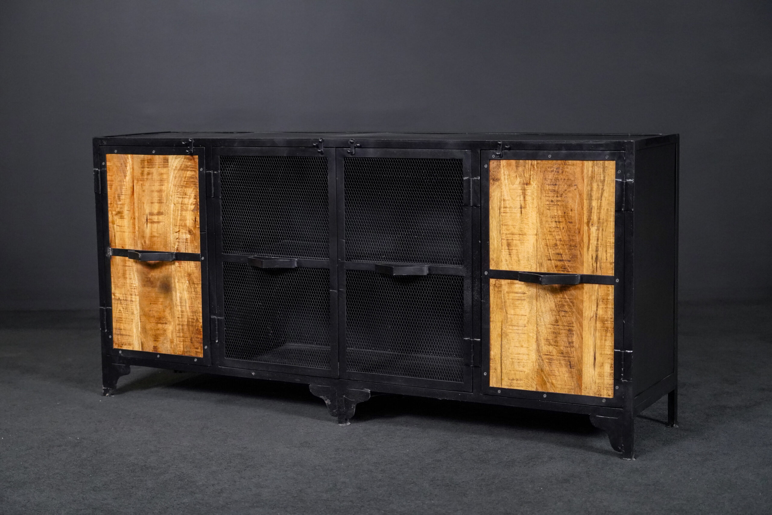 Sideboard aus Metall mit Holztüren