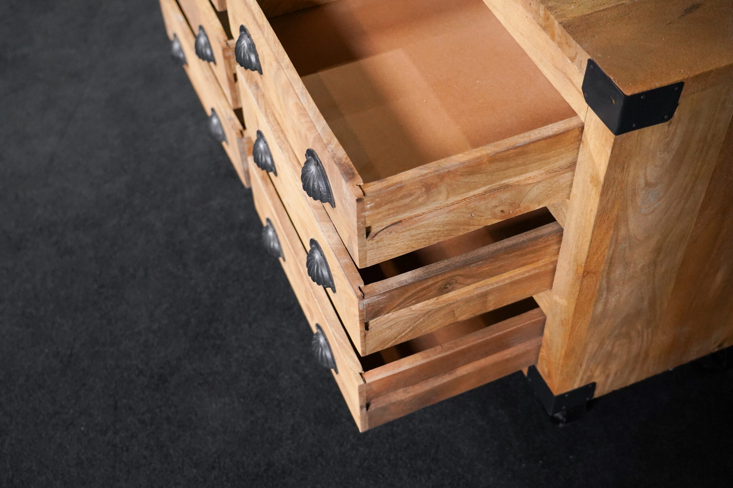 Holzkommode auf Rollen – Bild 6