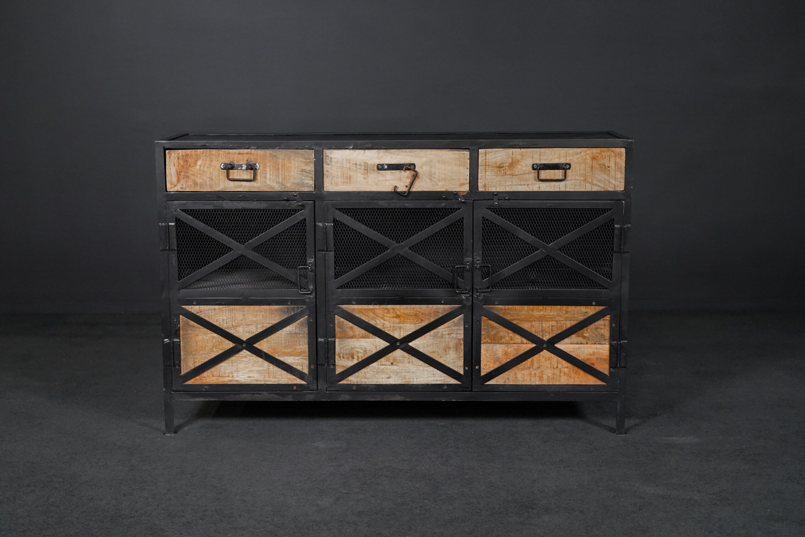 Sideboard aus behandeltem Holz und Metall