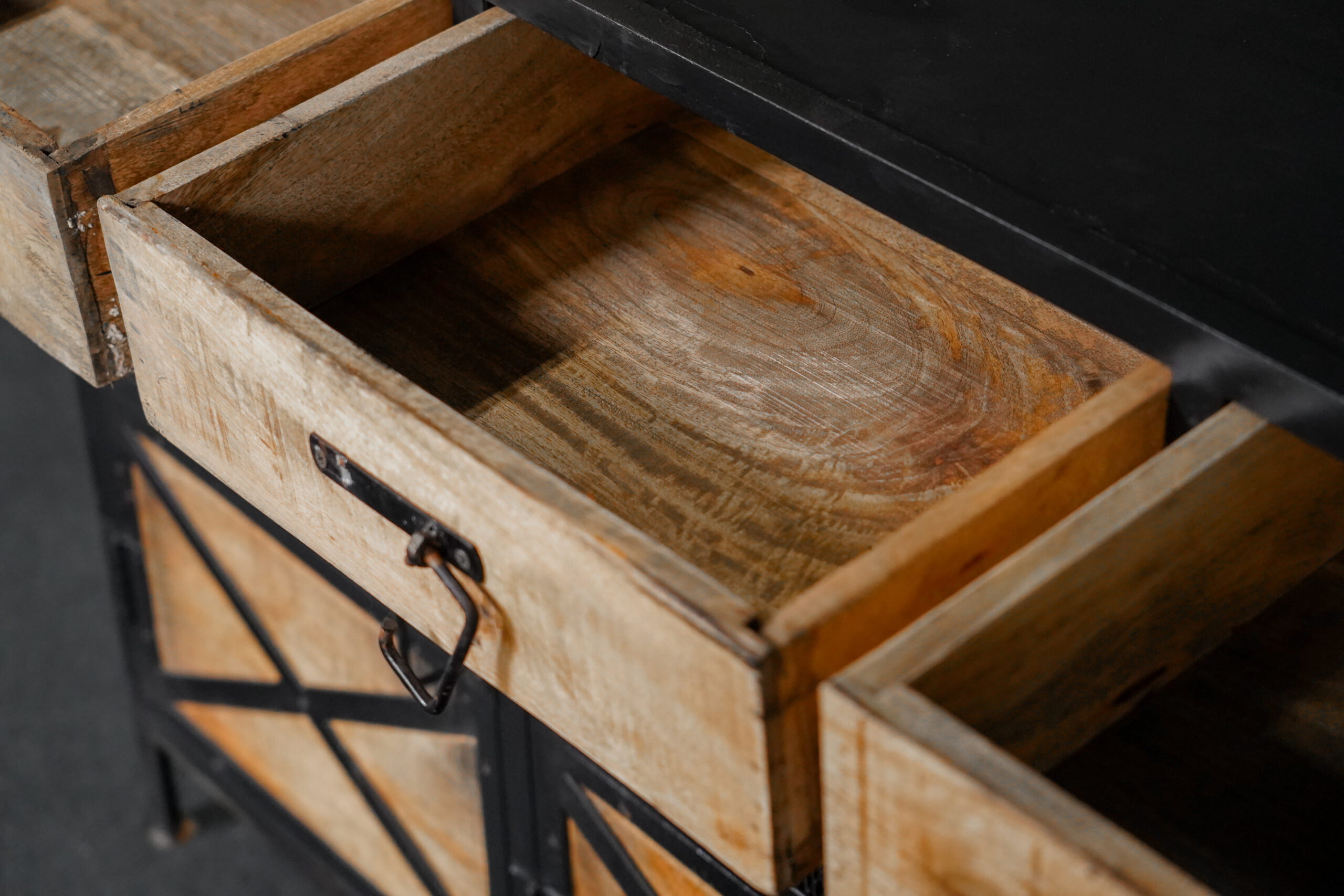 Sideboard aus behandeltem Holz und Metall – Bild 7