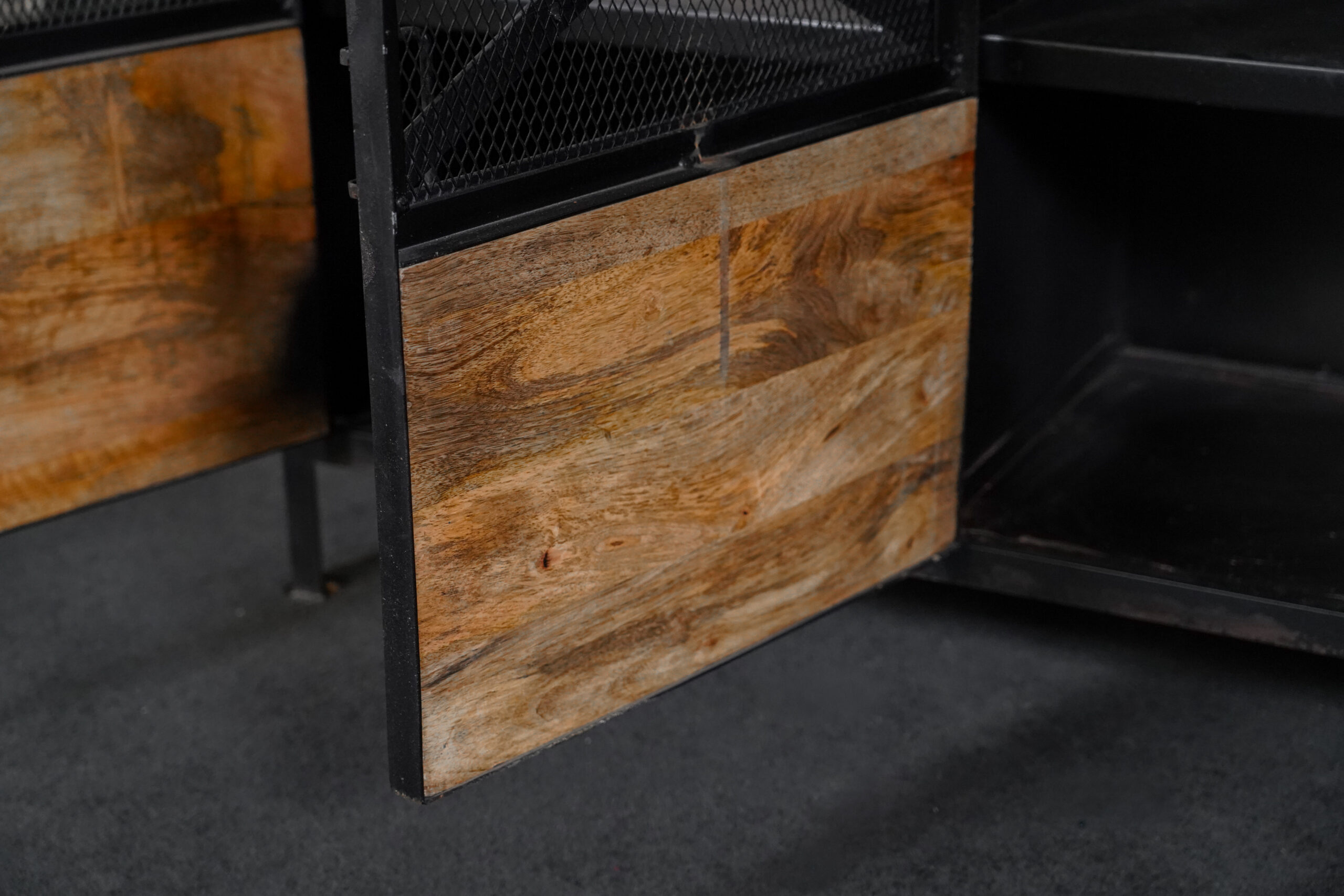 Sideboard aus behandeltem Holz und Metall – Bild 9