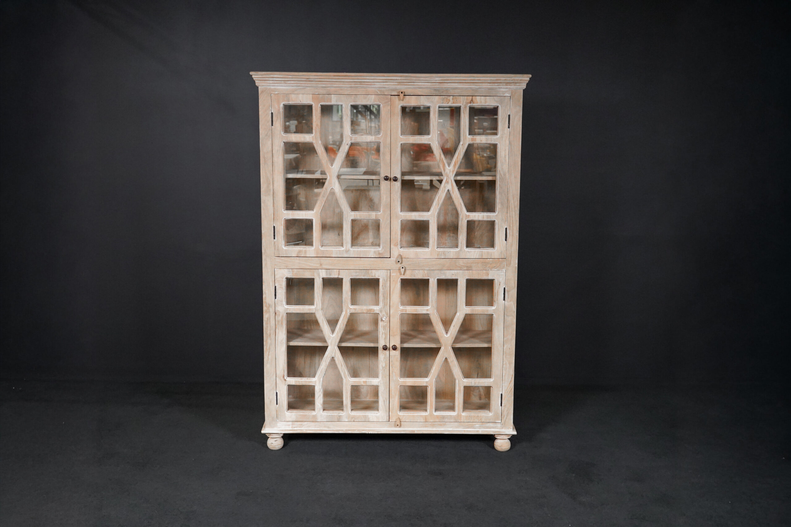 Vitrine aus Naturholz mit Glastüren