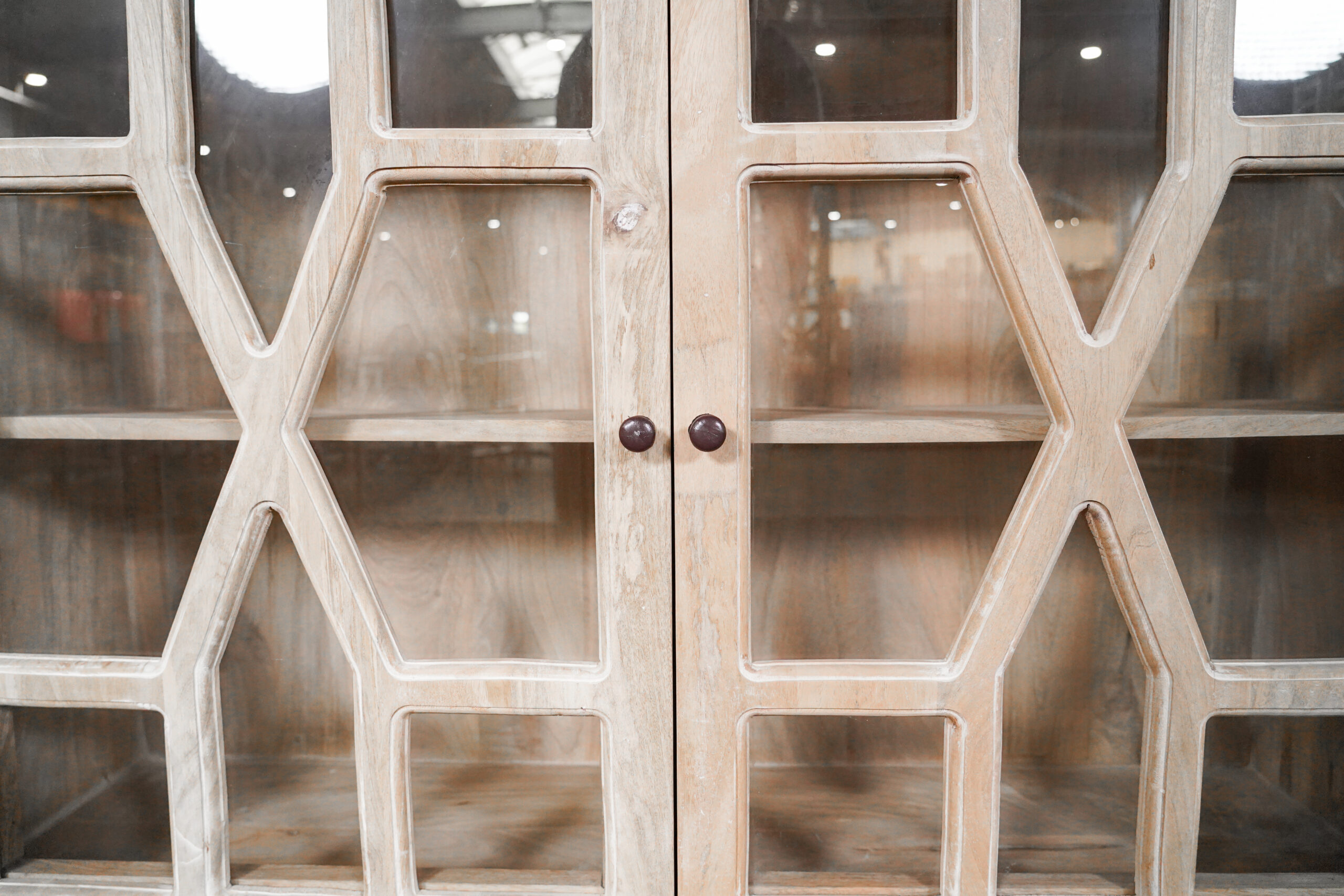 Vitrine aus Naturholz mit Glastüren – Bild 4