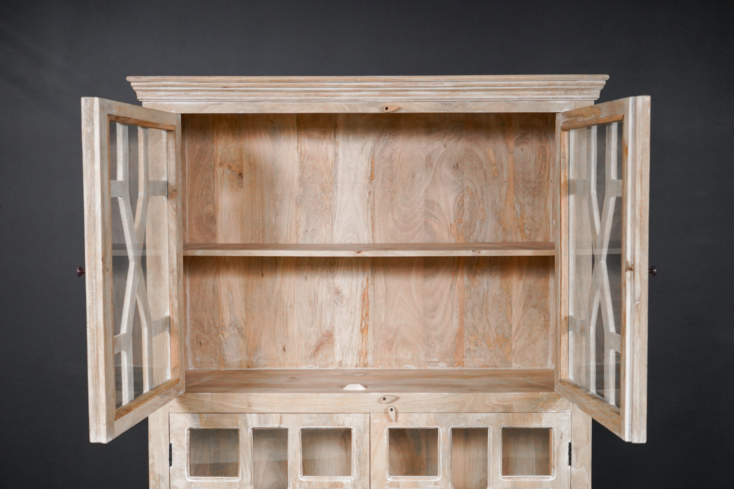 Vitrine aus Naturholz mit Glastüren – Bild 6