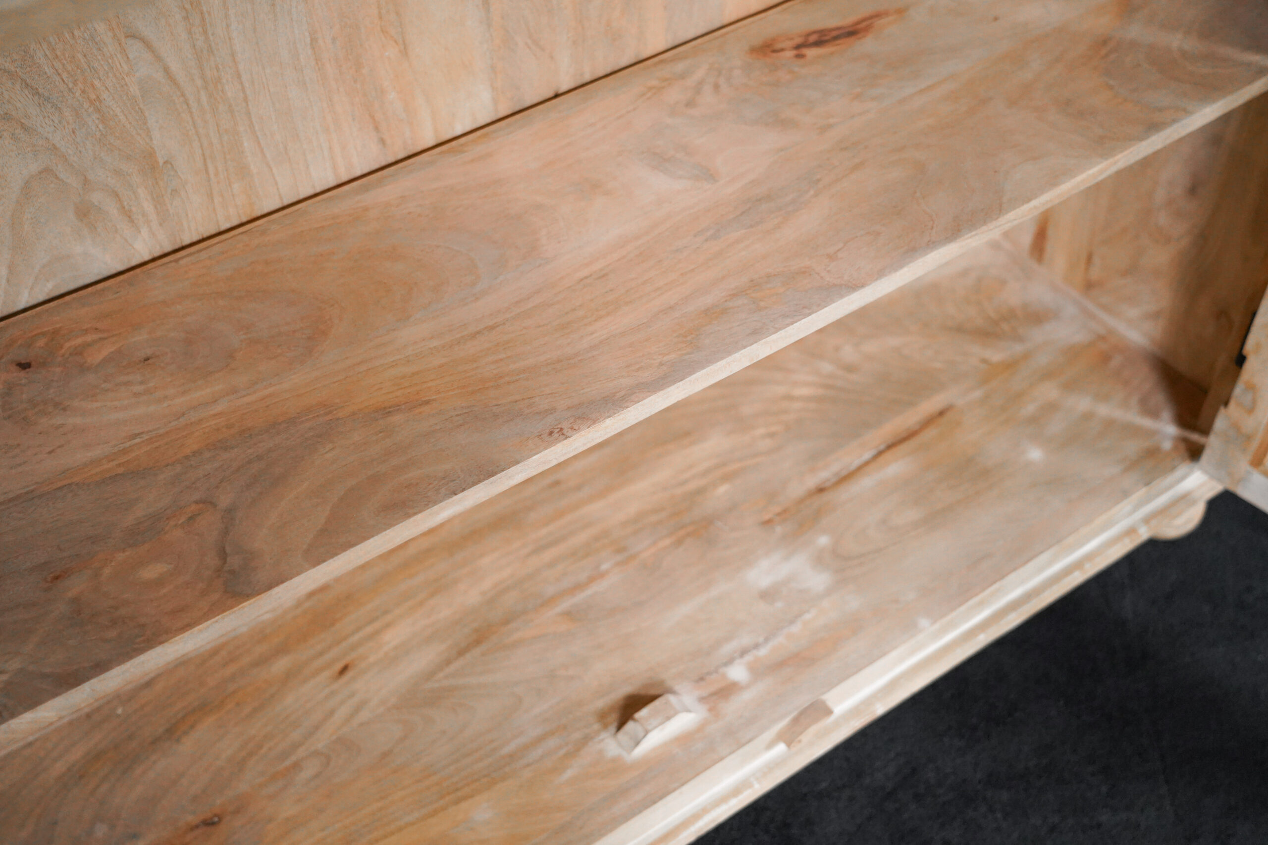 Vitrine aus Naturholz mit Glastüren – Bild 8