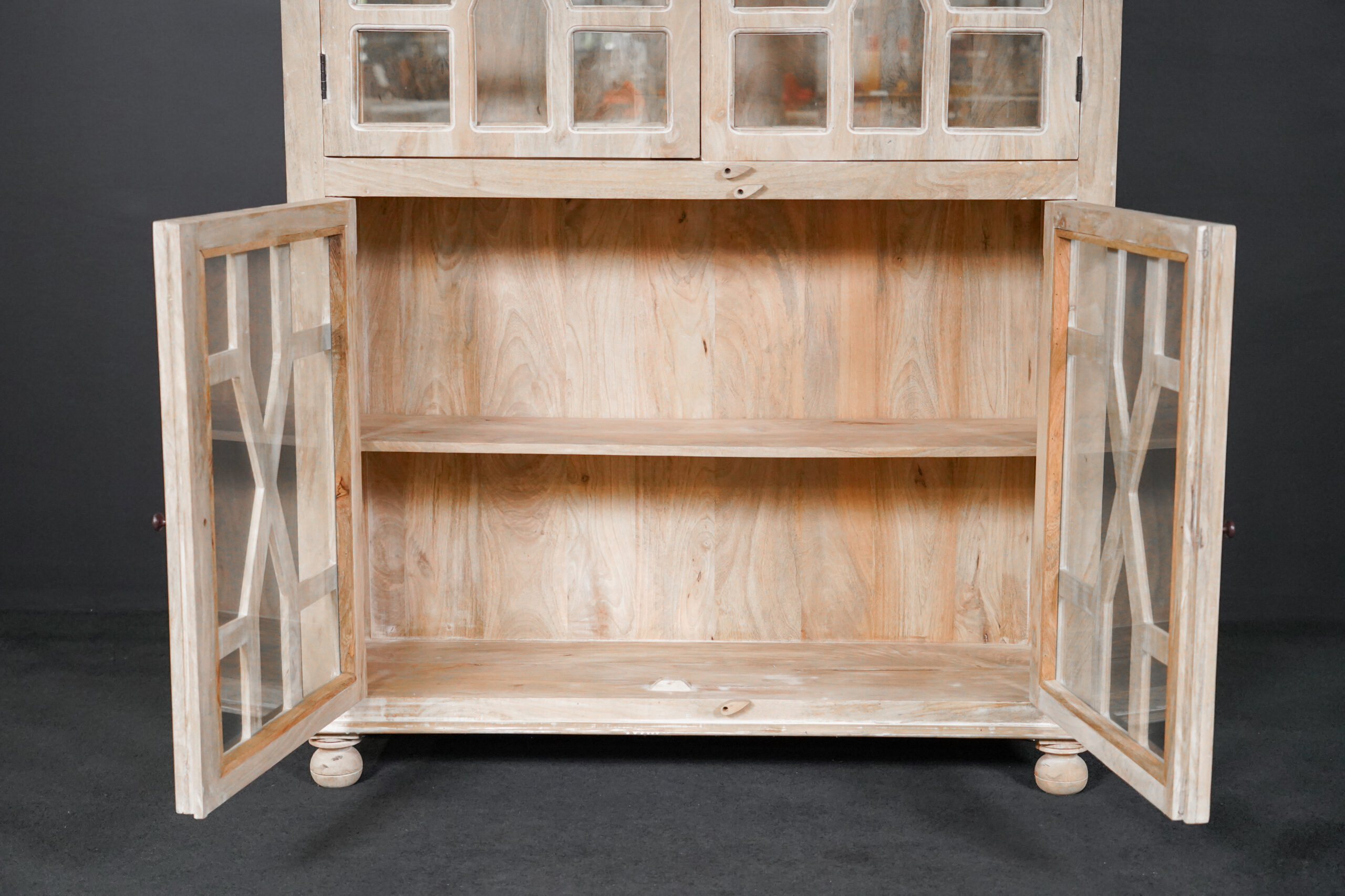 Vitrine aus Naturholz mit Glastüren – Bild 9