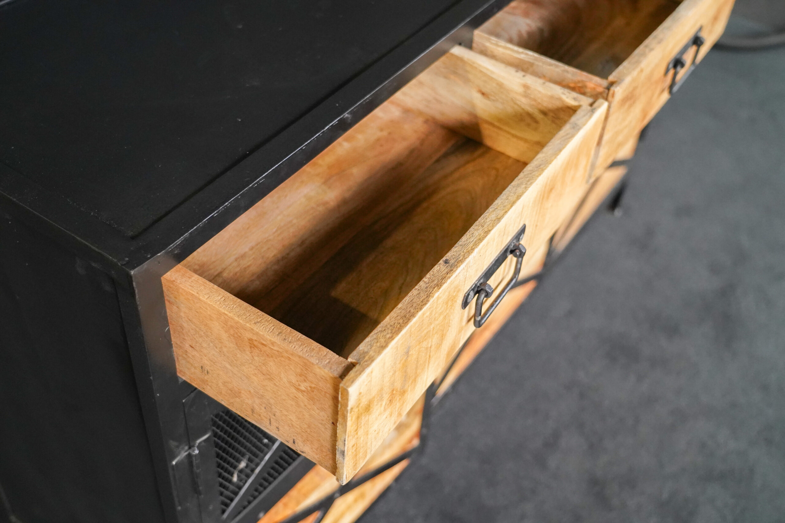 Sideboard aus Metall mit Holztüren – Bild 4