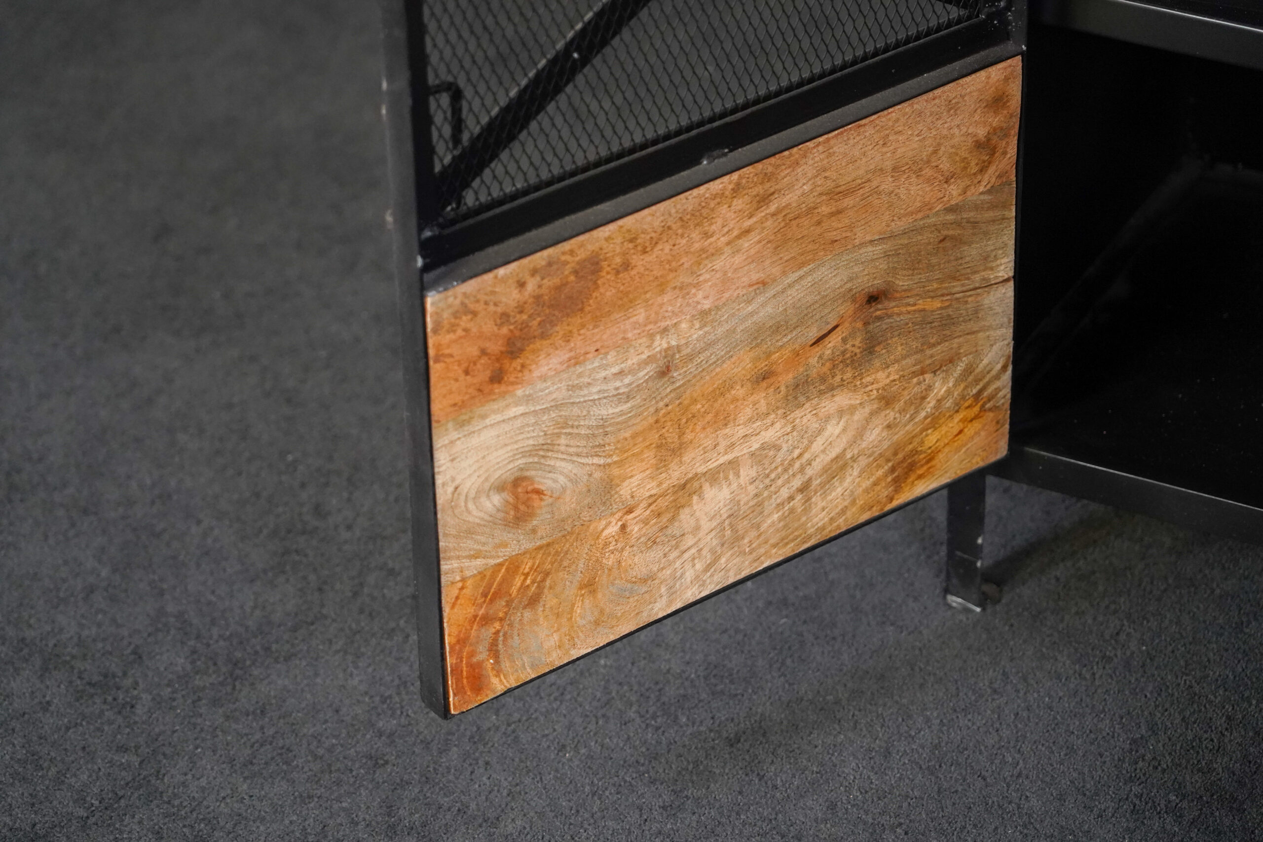 Sideboard aus Metall mit Holztüren – Bild 6