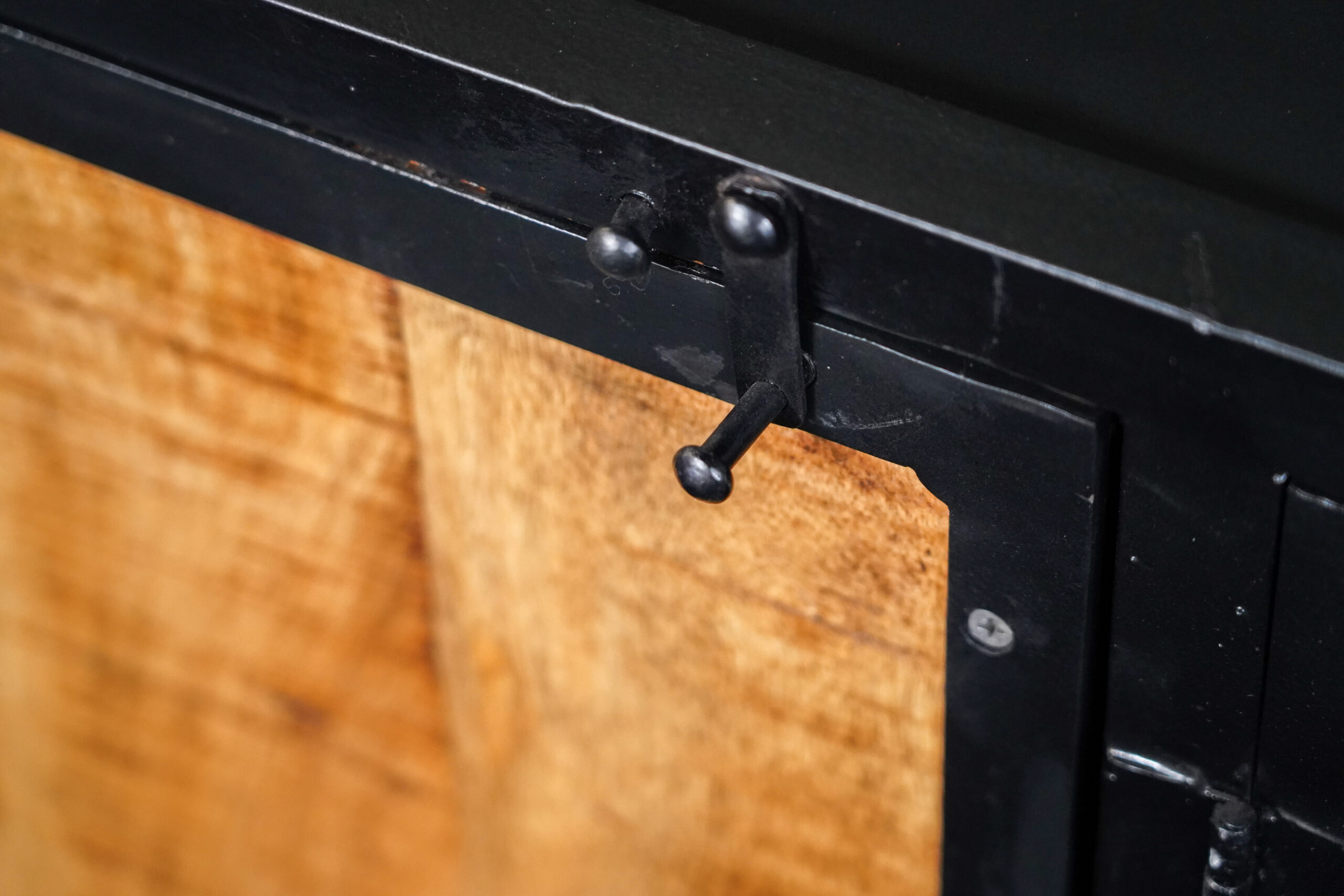 Sideboard aus Metall mit Holztüren – Bild 3