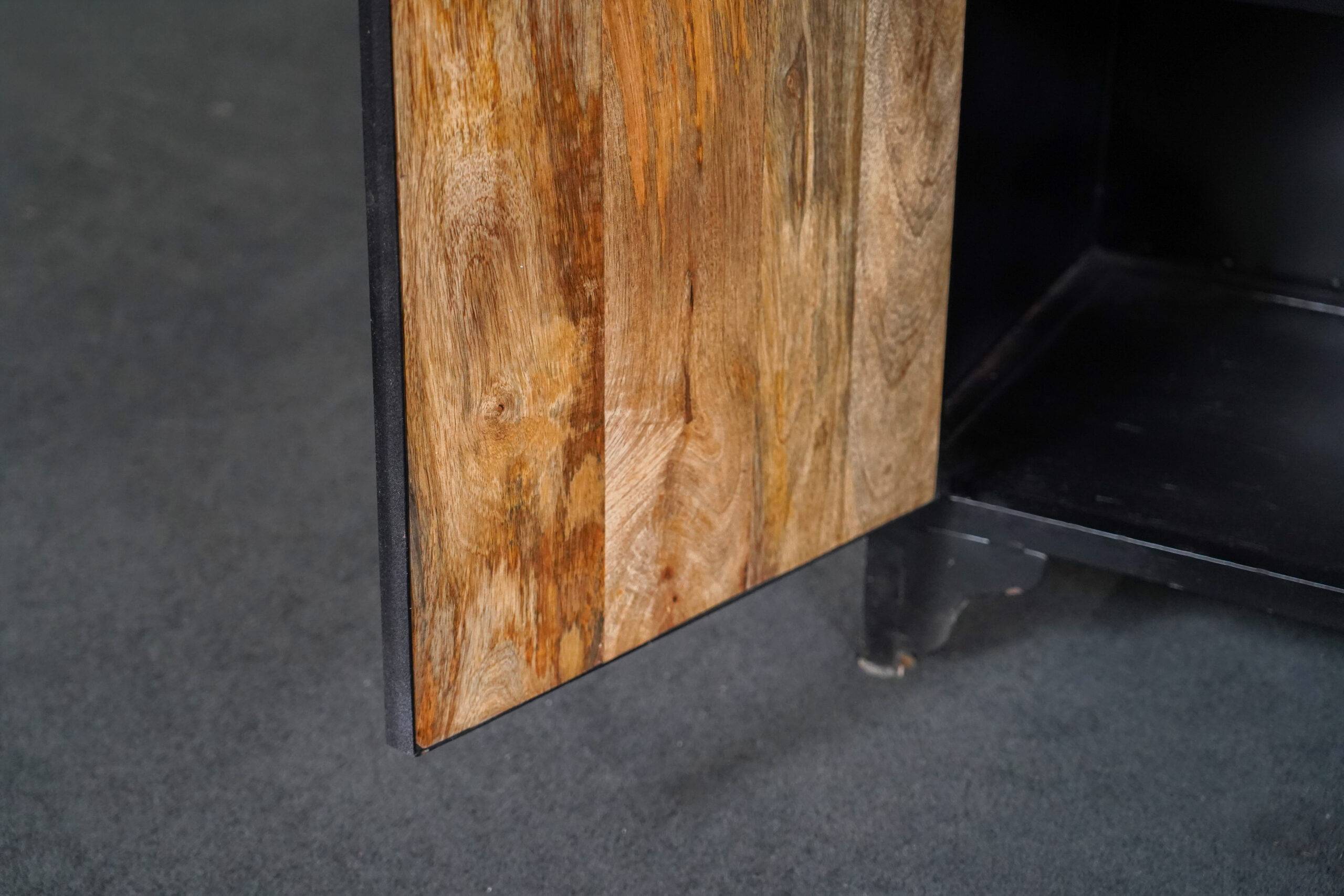 Sideboard aus Metall mit Holztüren – Bild 5